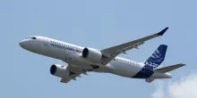 AirAsia-Airbus siglano accordo da 19 miliardi per 150 aerei A220-300