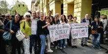 Protesta studenti davanti al ministero 'mettete dei fiori nei vostri fucili'