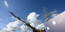 Nave Vespucci saluta Genova sulle note di 'Con te partir&ograve;'