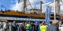 Penne Nere 'scalano' il Vespucci, a decine visitano la storica nave della Marina
