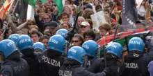 Salvini: 'Sono alla Biennale per porre fine alle polemiche'. Tensione al corteo pro Pal