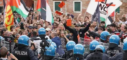 Salvini: 'Sono alla Biennale per porre fine alle polemiche'. Tensione al corteo pro Pal