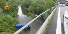 Vola dal ponte col furgone finendo nel fiume Basento, salvo il conducente