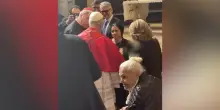 Napoli, la mamma di Domenico saluta il Papa in Cattedrale