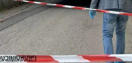 Colpisce la moglie a martellate, aveva il braccialetto elettronico