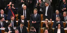 Ungheria, Magyar &egrave; premier, sul Danubio torna a sventolare la bandiera europea
