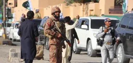 Autobomba a un posto di blocco, uccisi almeno 12 agenti in Pakistan