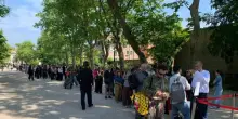 Biennale Arte apre al pubblico, lunghe code per entrare ai Giardini e all'Arsenale
