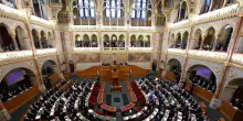 Parlamento ungherese vota lo stop all'uscita dalla Cpi voluta da Orban