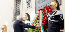Mattarella depone una corona in via Caetani in memoria di Moro