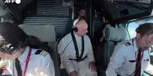 Papa Leone nella cabina di pilotaggio durante il volo per Barcellona