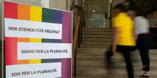 Un banner al posto della bandiera arcobaleno in Provincia di Bolzano