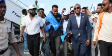 Mondiali: l'arbitro Artan atterra a Mogadiscio, accolto da eroe