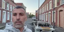 A Belfast &egrave; caccia allo straniero, case e auto incendiate