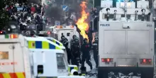 Un'altra notte di tensione a Belfast tra idranti e arresti