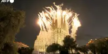 Il Papa alla Sagrada Familia, spettacolo di luci su Barcellona