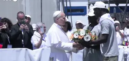 Il Papa alle Canarie omaggia i migranti lanciando una corona di fiori in mare