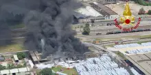 Incendio alla Versalis, nube nera sul polo chimico, 800 evacuati a Mantova