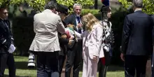 Per Meloni foto ricordo con Briciola, la cagnetta mascotte dei carabinieri