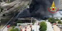 Brucia magazzino di materiale plastico a Mantova, evacuate 800 persone
