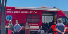 Si tuffa in mare per festeggiare il compleanno e muore