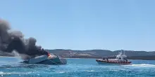 Catamarano a fuoco in acque nord Sardegna, salva l'unica persona a bordo