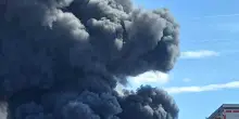 Brucia magazzino di materiale plastico a Mantova, evacuati gli operai