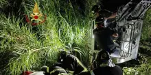 Auto precipita in una scarpata a Roma, volo di 5 metri, 3 ragazzi feriti