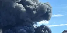 Incendio di materiale plastico a Mantova. Il Sindaco: 'Chiudete le finestre e non state all'aperto'