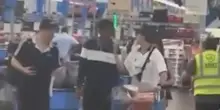Mondiali: Yamal al supermercato Walmart, fa la spesa e spinge il carrello