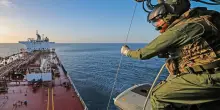 I Royal Marines fermano una petroliera della flotta-ombra russa