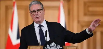Starmer annuncia il divieto dei social per gli under 16 nel Regno Unito