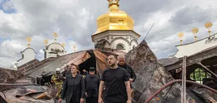 Raid russi sull'Ucraina, in fiamme la Cattedrale della Dormizione a Kiev. L'Unesco teme 'danni importanti'