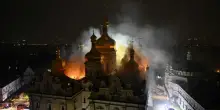 Raid russi sull'Ucraina, in fiamme la Cattedrale dell'Assunzione a Kiev. Mosca: 'Colpita da un Patriot Usa scaduto'