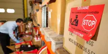 Al via a luglio la tassa sui piccoli pacchi, in Italia potrebbe essere doppia