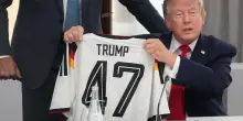 G7, Merz regala a Trump la maglia della Germania