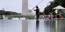 Trump difende i lavori alla vasca del Lincoln Memorial