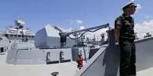 Media, fregata russa spara colpo di avvertimento verso yacht nella Manica