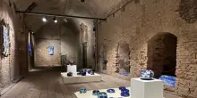 'Nel blu dipinto di blu', omaggio all'arte in ceramica di Valter Boj