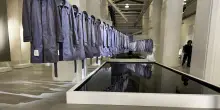 A Pitti i capi 'sun-bleached' di JiyongKim, corrosi da sole e forze della natura