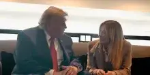 Trump a La7: 'Mi ha fatto pena, Meloni mi ha implorato per fare una foto con me'. La premier: 'Tutto inventato'