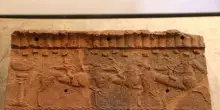Cavalli e potere, fantini al galoppo nelle lastre etrusche a Siena