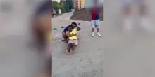 Brescia, aggredisce bambini in un parco: bloccato dai genitori