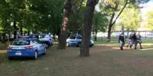 Tenta di strangolare un bimbo di tre anni al parco a Brescia, arrestato