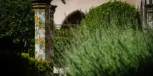 Ritrovano la luce le maioliche del Chiostro di Santa Chiara a Napoli