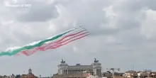 Le Frecce Tricolori sorvolano l'Altare della Patria per la Festa della Repubblica