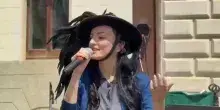 Festa del 2 giugno: Arisa intona l'Inno di Mameli con cappello da bersagliera e Tricolore