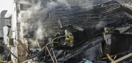 Pioggia di droni e missili su Kiev e l'Ucraina, almeno 17 morti. Si scava tra le macerie