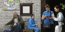Kiev, 17 finora le vittime dei raid russi, si scava tra le macerie