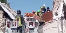 Crolla palazzina nell'Anconetano, estratta viva una persona